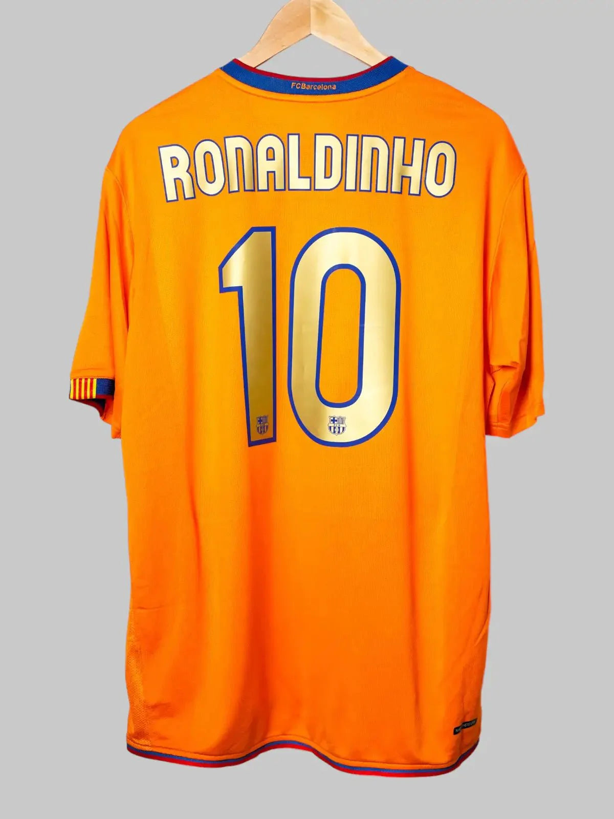 FC Barcelona Away Shirt 2006/07 Ronaldinho #10 (XL)