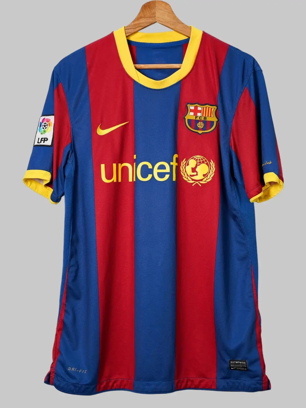 FC Barcelona Home Shirt 2010/11 Xavi #6 (M)