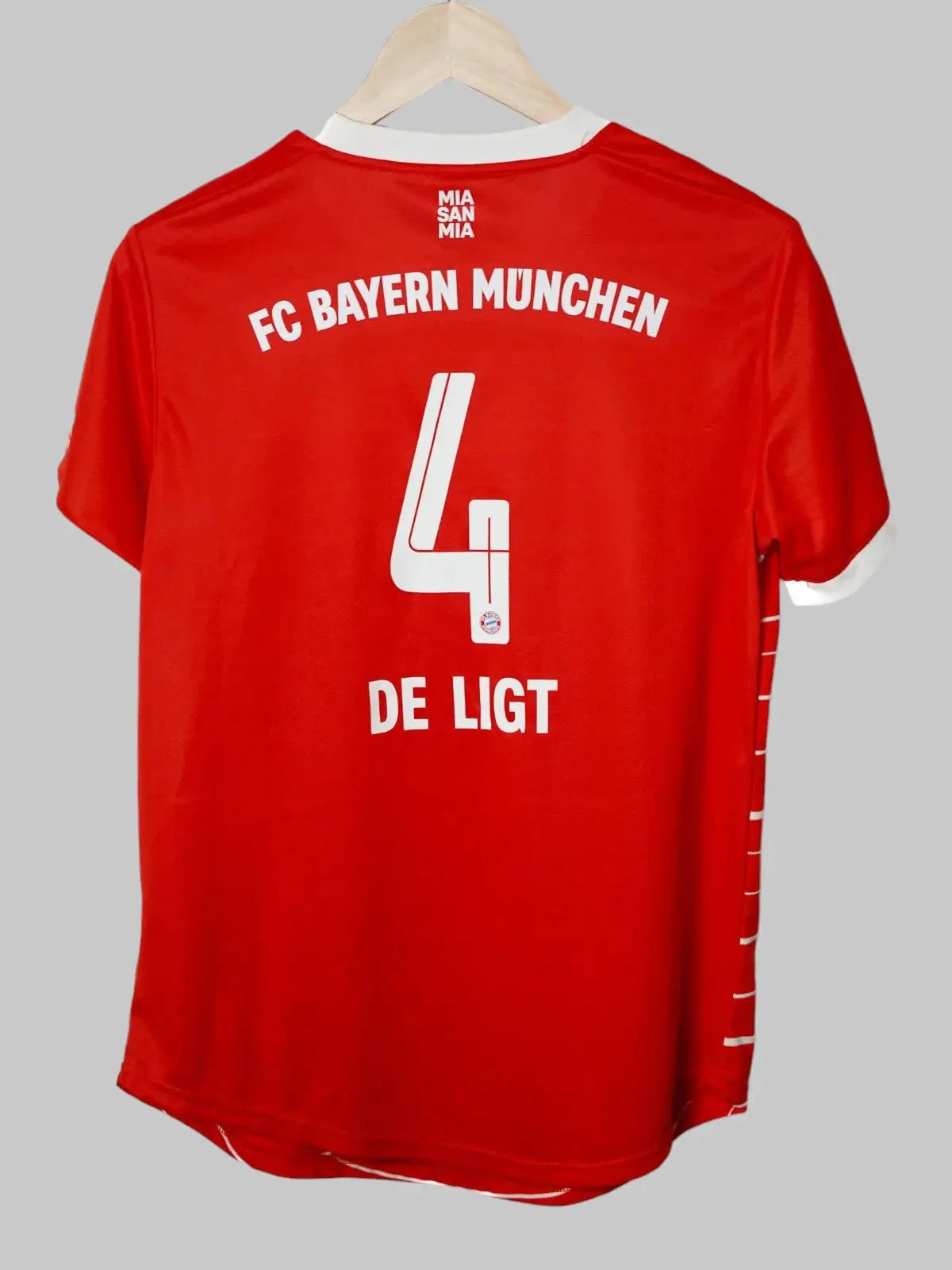 Bayern Munich Home Shirt 2022/23 De Ligt #4 (L Kids)