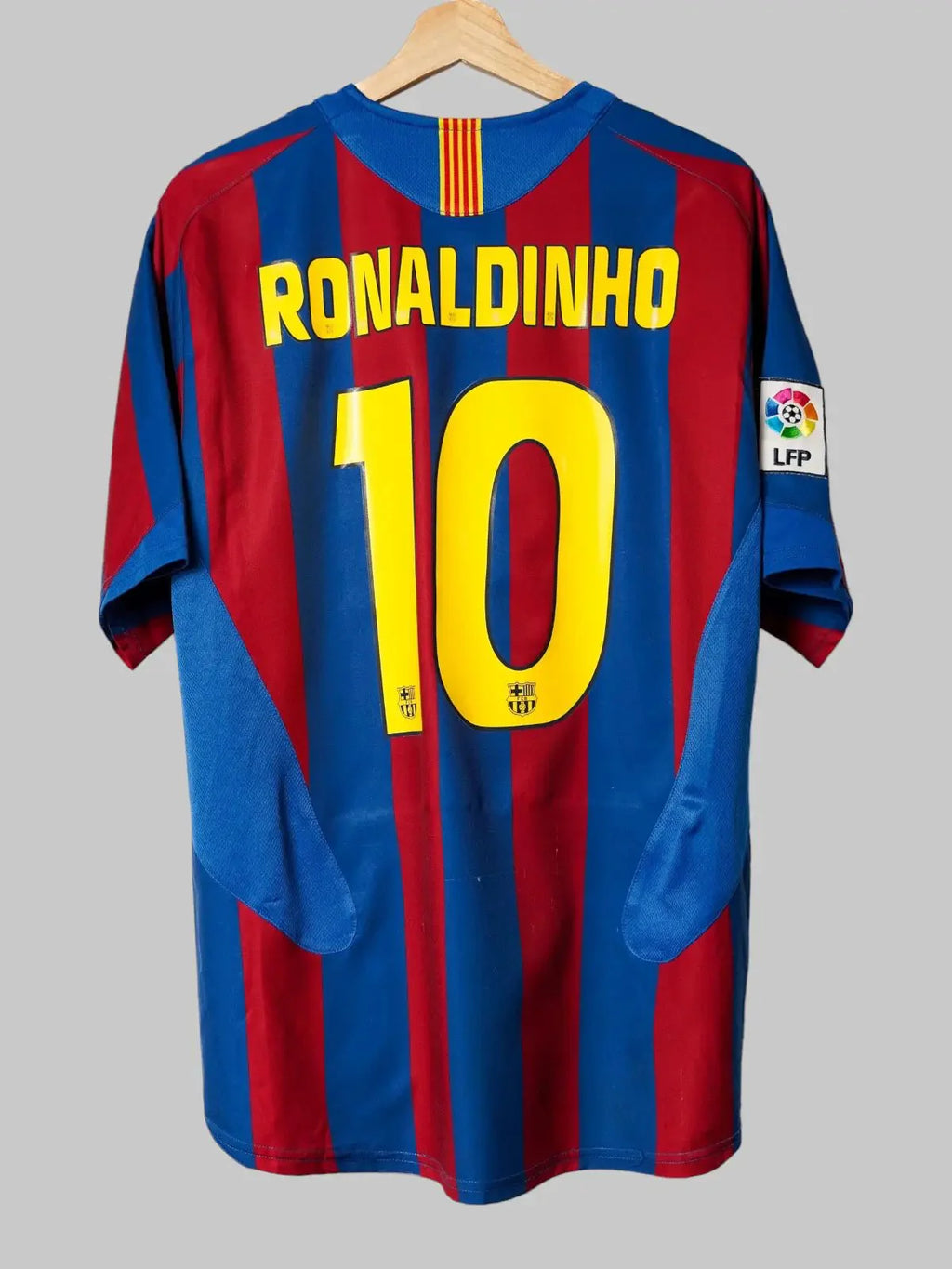 FC Barcelona Home Shirt 2005/06 Ronaldinho #10 (M)