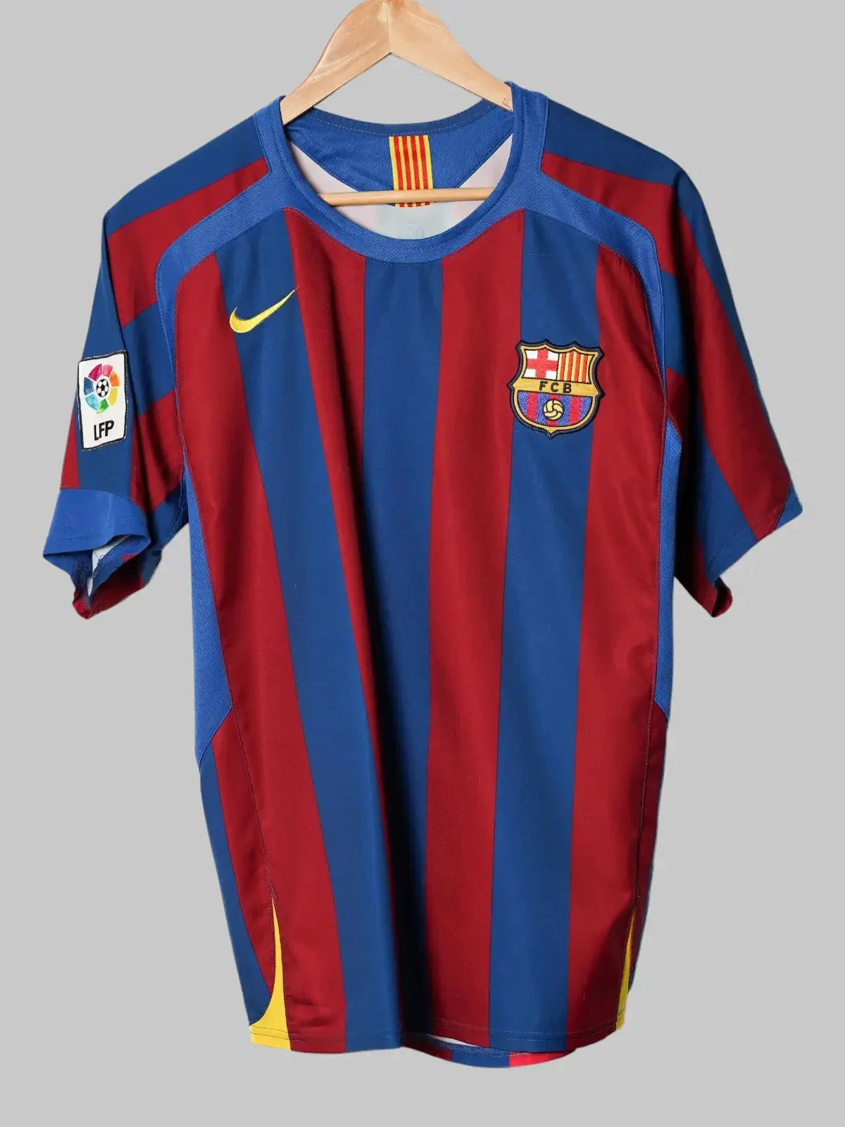 FC Barcelona Home Shirt 2005/6 Ronaldinho #10 (S)