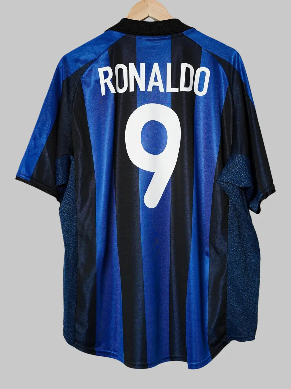 Inter Milan Home Shirt 2001/2 Ronaldo #9 (XL)