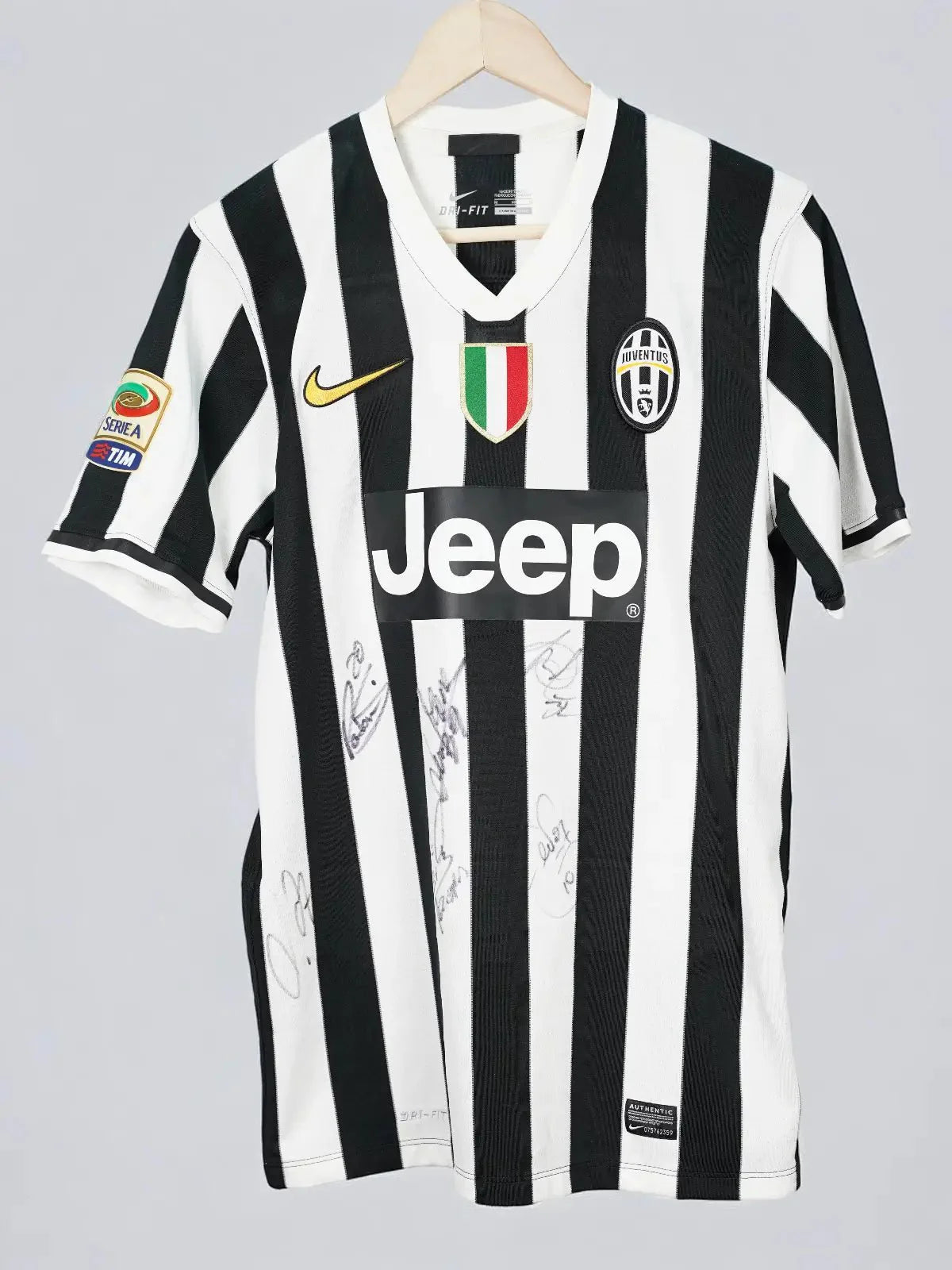 Juventus Home Shirt 2013/14 Vidal #23 Signed (M)