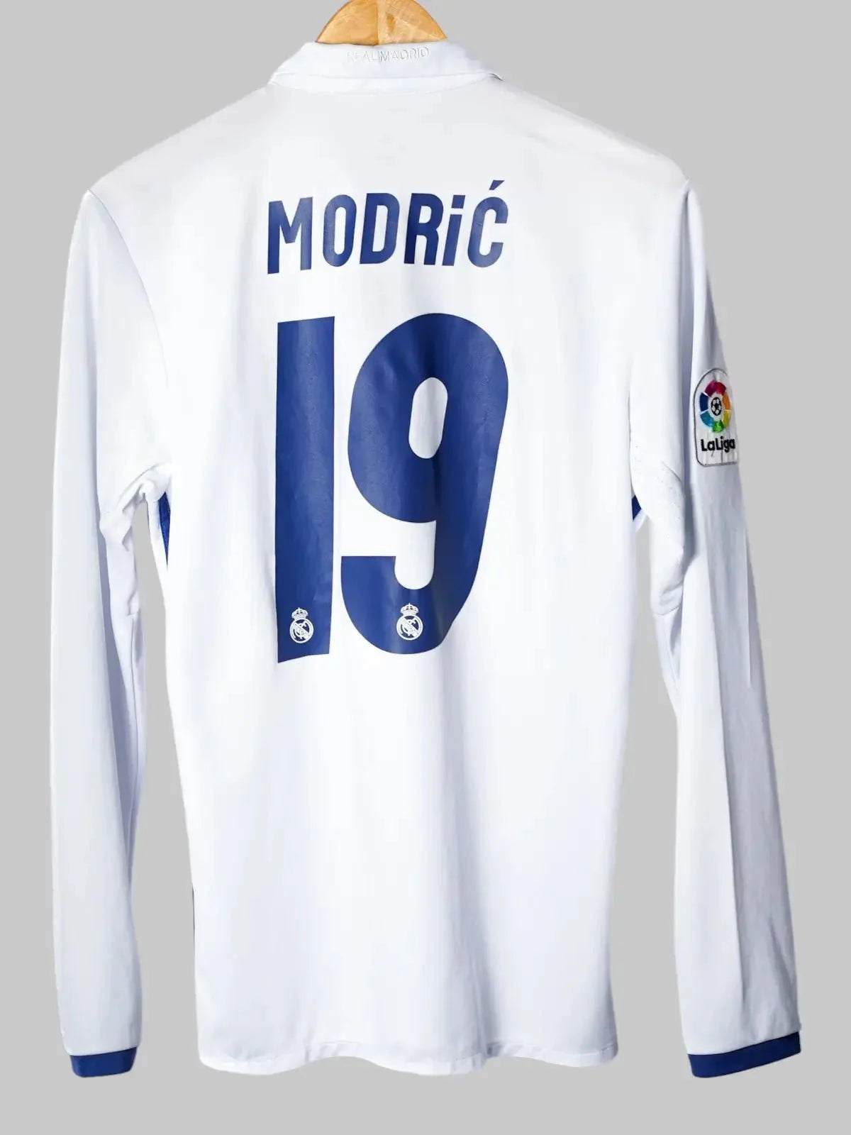Real Madrid Home Shirt L/S 2016/17 Modric #19 (S)