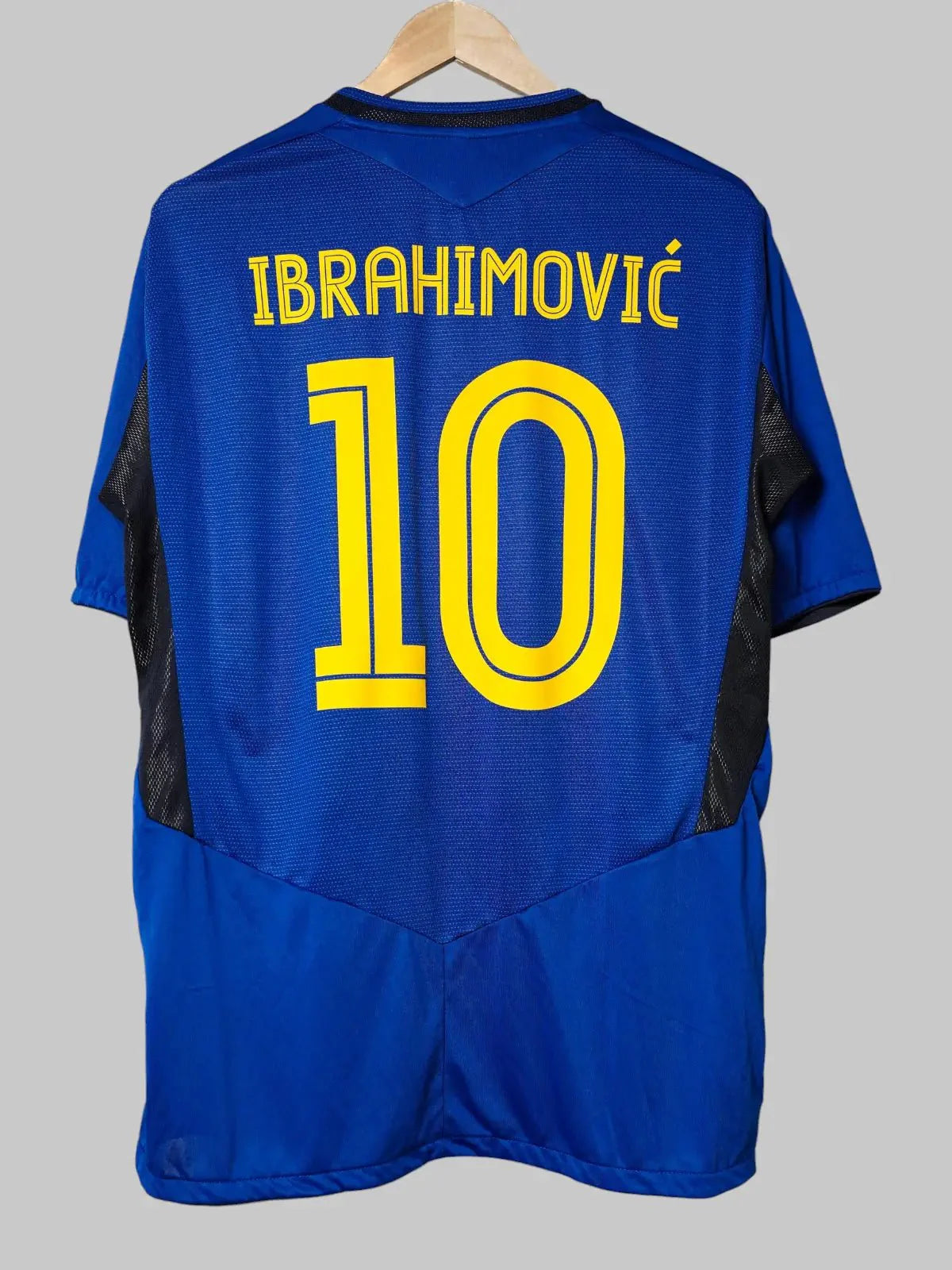 Sweden Away Shirt 2005/06 Ibrahimovic #10 (XL)